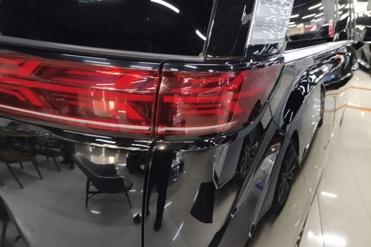 Used Denza D9 2022 DM-i 970 Four-Wheel Drive Flagship Model Right Rear Taillight