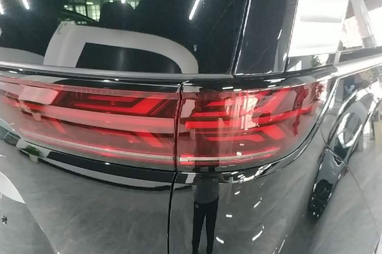 Used Denza D9 2022 DM-i 970 Four-Wheel Drive Prestige Model Right Rear Taillight