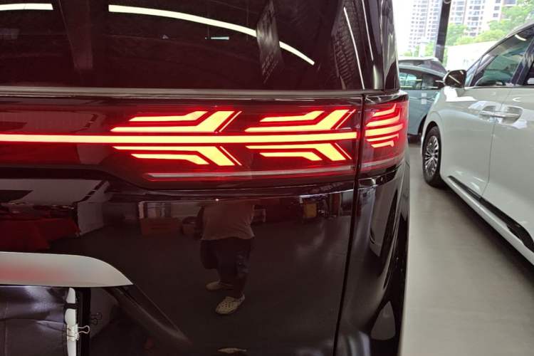 Used Denza D9 2022 DM-i 970 Four-Wheel Drive Flagship Model Right Rear Taillight