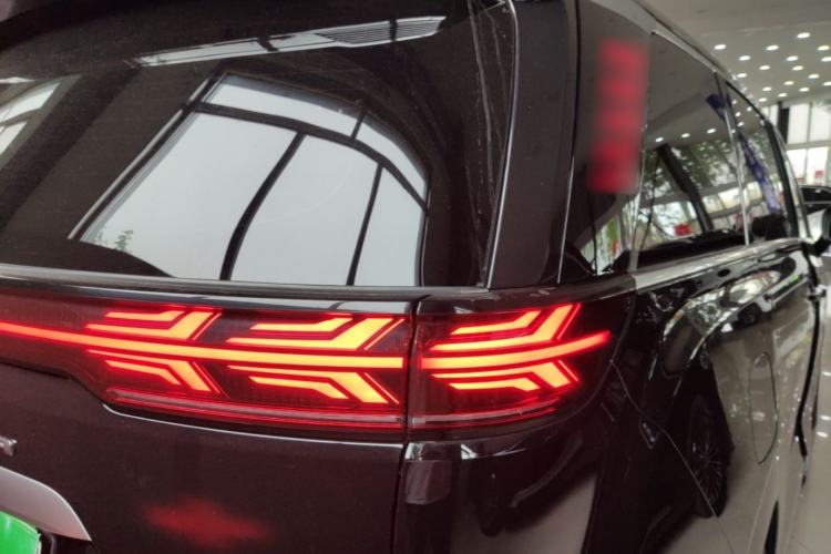 Used Denza D9 2022 DM-i 970 Four-Wheel Drive Prestige Model Right Rear Taillight