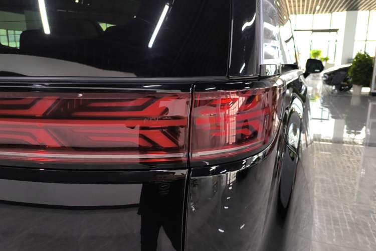 Used Denza D9 2022 DM-i 970 Four-Wheel Drive Flagship Model Right Rear Taillight