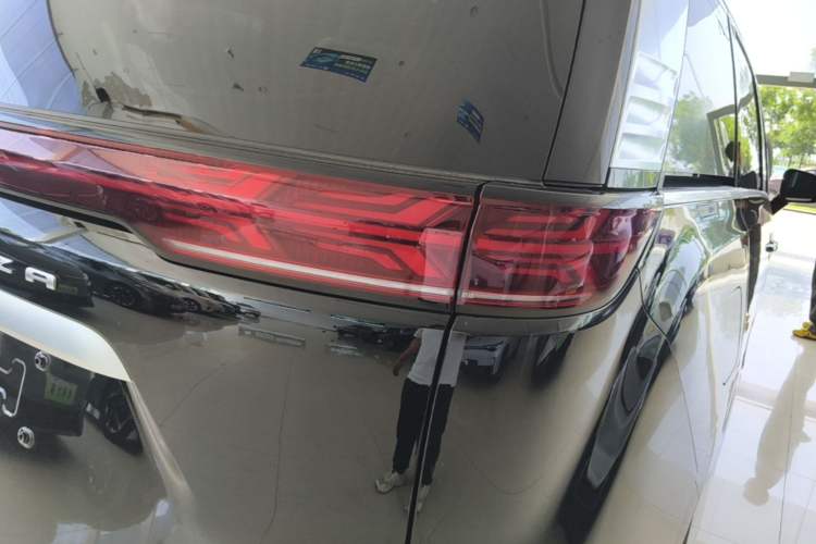 Used Denza D9 2022 DM-i 970 Four-Wheel Drive Flagship Model Right Rear Taillight