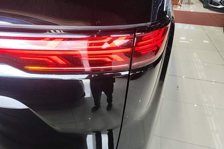Used Denza D9 2022 EV 600 Four-Wheel Drive Flagship Model Right Rear Taillight