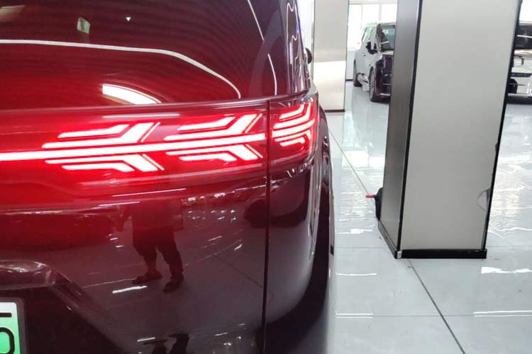 Used Denza D9 2022 DM-i 970 Four-Wheel Drive Prestige Model Right Rear Taillight