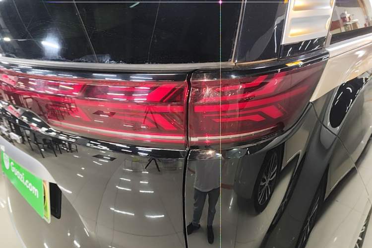 Used Denza D9 2022 DM-i 970 Four-Wheel Drive Prestige Model Right Rear Taillight