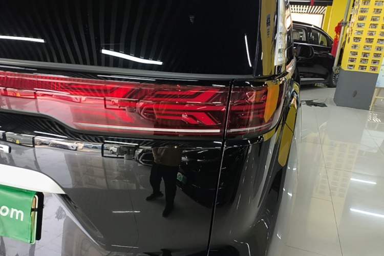 Used Denza D9 2022 DM-i 970 Four-Wheel Drive Flagship Model Right Rear Taillight