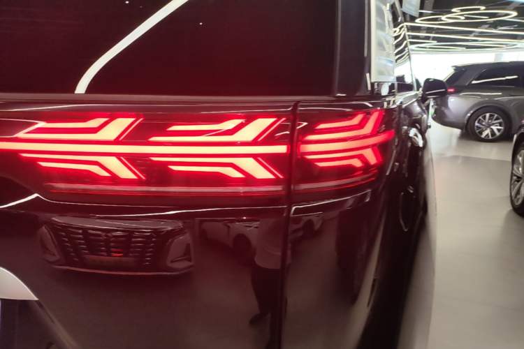 Used Denza D9 2022 DM-i 970 Four-Wheel Drive Flagship Model Right Rear Taillight