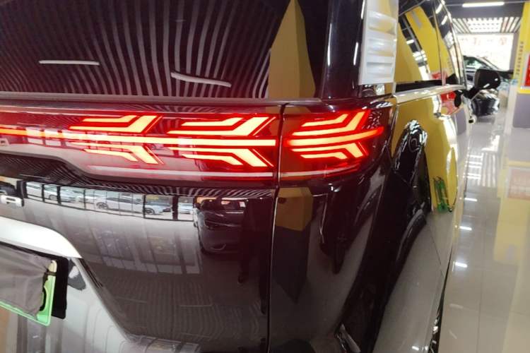 Used Denza D9 2022 DM-i 970 Four-Wheel Drive Flagship Model Right Rear Taillight