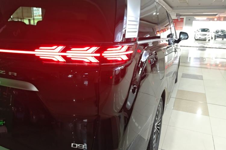 Used Denza D9 2022 DM-i 970 Four-Wheel Drive Flagship Model Right Rear Taillight