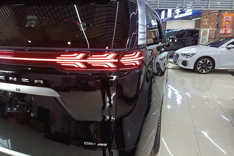 Used Denza D9 2022 DM-i 970 Four-Wheel Drive Flagship Model Right Rear Taillight