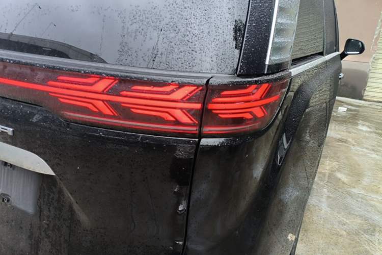 Used Denza D9 2022 DM-i 970 Four-Wheel Drive Flagship Model Right Rear Taillight