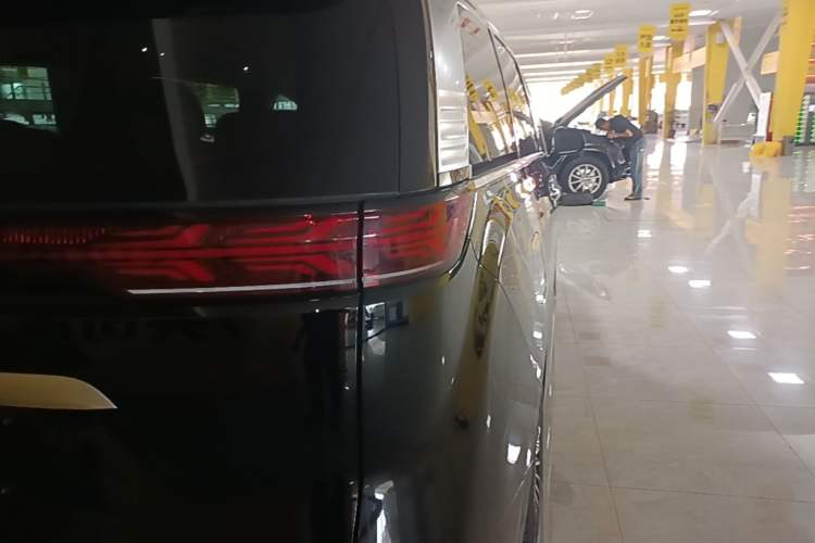 Used Denza D9 2022 DM-i 970 Four-Wheel Drive Flagship Model Right Rear Taillight