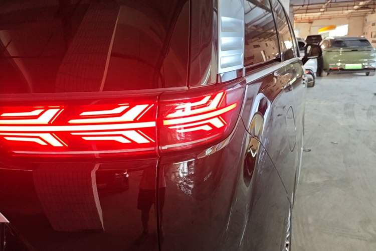 Used Denza D9 2022 EV 600 Four-Wheel Drive Flagship Model Right Rear Taillight