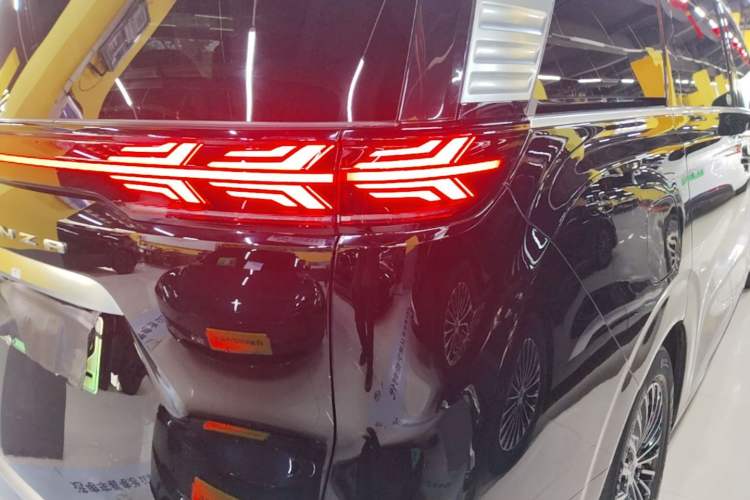Used Denza D9 2022 DM-i 970 Four-Wheel Drive Prestige Model Right Rear Taillight