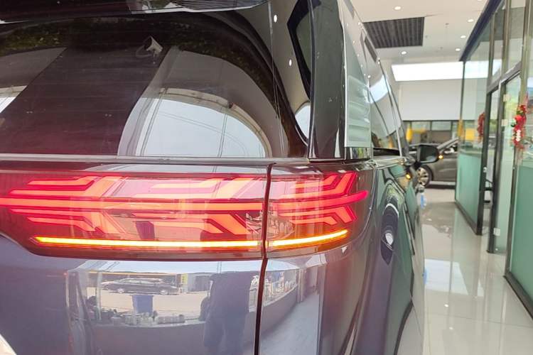 Used Denza D9 2022 DM-i 970 Four-Wheel Drive Prestige Model Right Rear Taillight