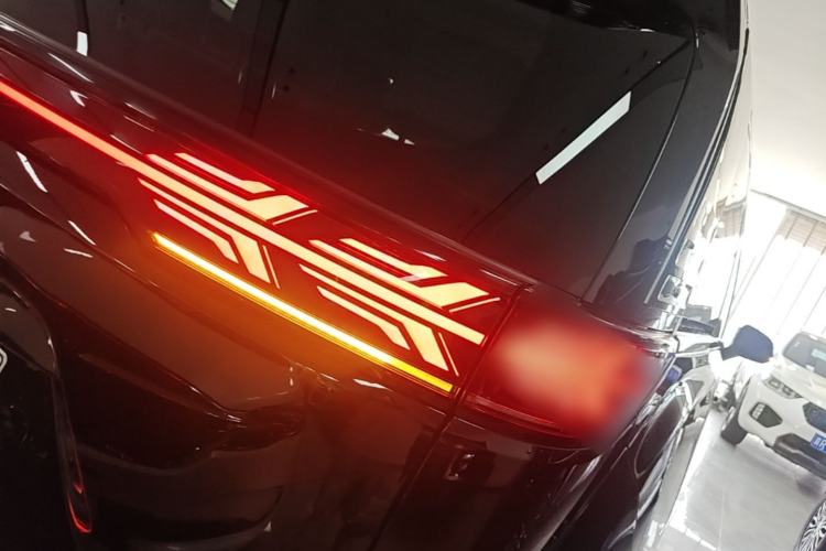 Used Denza D9 2022 DM-i 970 Four-Wheel Drive Flagship Model Right Rear Taillight