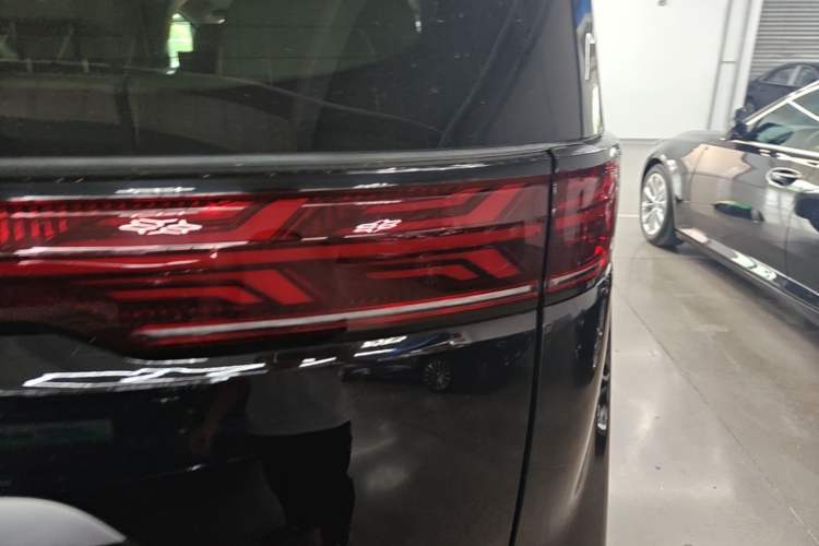 Used Denza D9 2022 DM-i 970 Four-Wheel Drive Flagship Model Right Rear Taillight