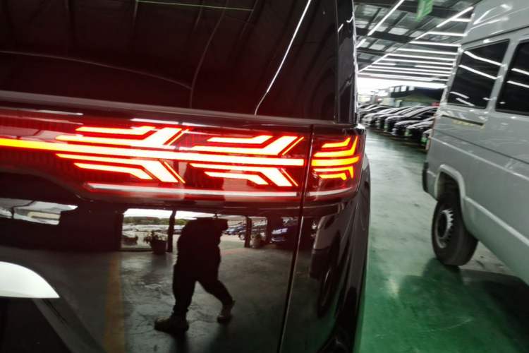 Used Denza D9 2022 DM-i 970 Four-Wheel Drive Flagship Model Right Rear Taillight