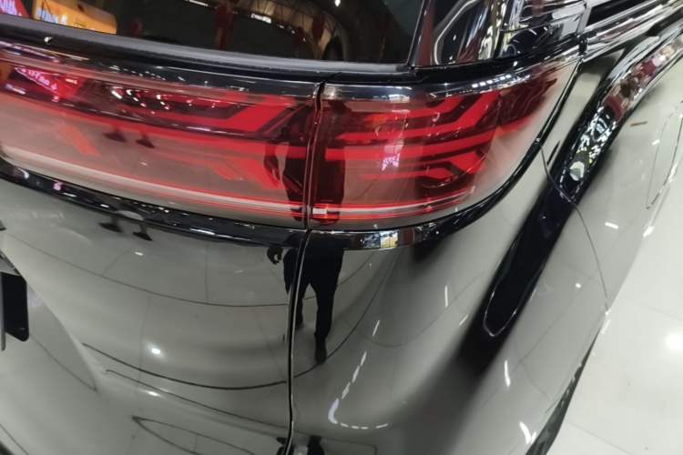 Used Denza D9 2022 DM-i 970 Four-Wheel Drive Flagship Model Right Rear Taillight