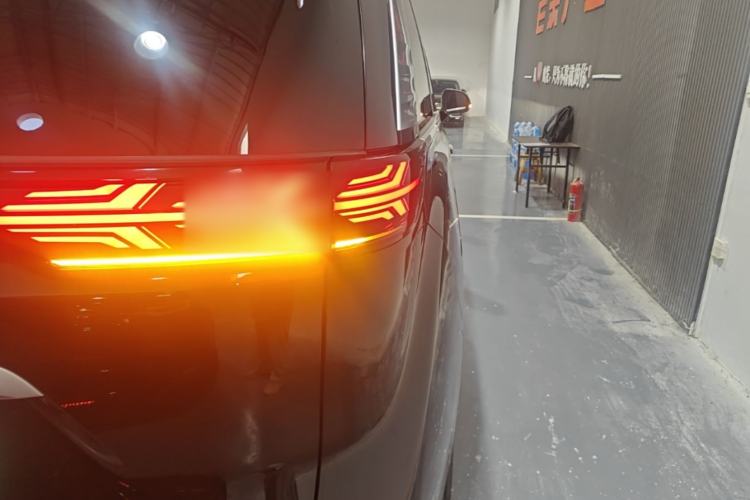 Used Denza D9 2022 DM-i 970 Four-Wheel Drive Flagship Model Right Rear Taillight