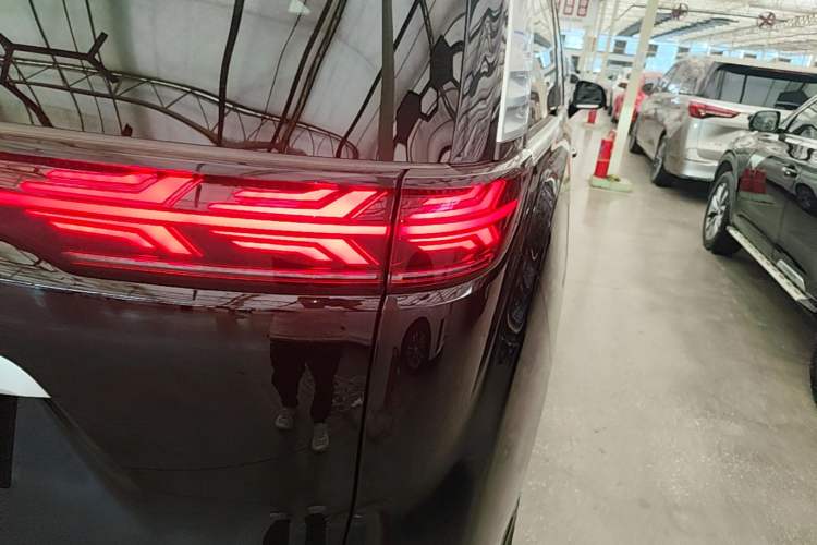 Used Denza D9 2022 DM-i 970 Four-Wheel Drive Prestige Model Right Rear Taillight