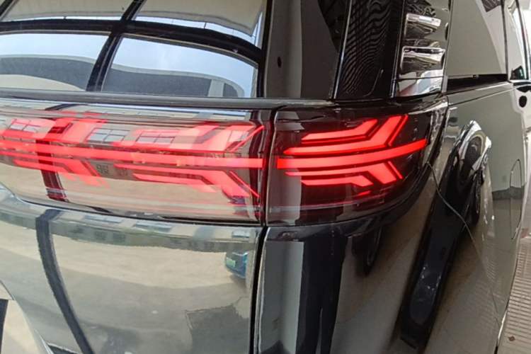 Used Denza D9 2022 DM-i 970 Four-Wheel Drive Prestige Model Right Rear Taillight