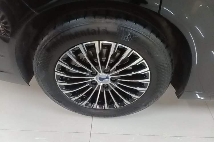 Used Denza D9 2022 DM-i 970 Four-Wheel Drive Flagship Model Right Rear Wheel Hub
