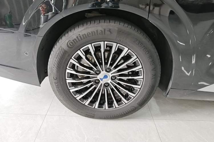 Used Denza D9 2022 DM-i 970 Four-Wheel Drive Flagship Model Right Rear Wheel Hub