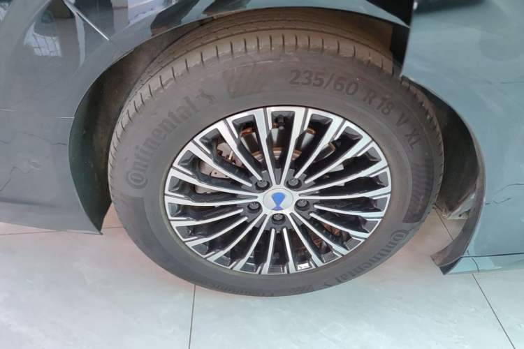 Used Denza D9 2022 DM-i 970 Four-Wheel Drive Flagship Model Right Rear Wheel Hub