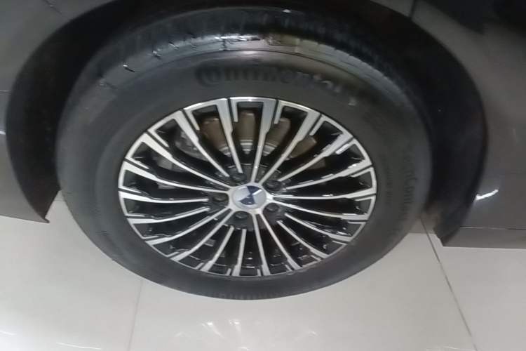 Used Denza D9 2022 DM-i 970 Four-Wheel Drive Flagship Model Right Rear Wheel Hub