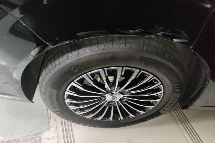 Used Denza D9 2022 DM-i 970 Four-Wheel Drive Flagship Model Right Rear Wheel Hub