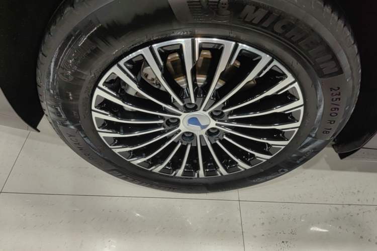Used Denza D9 2022 DM-i 1040 Prestige Model Right Rear Wheel Hub