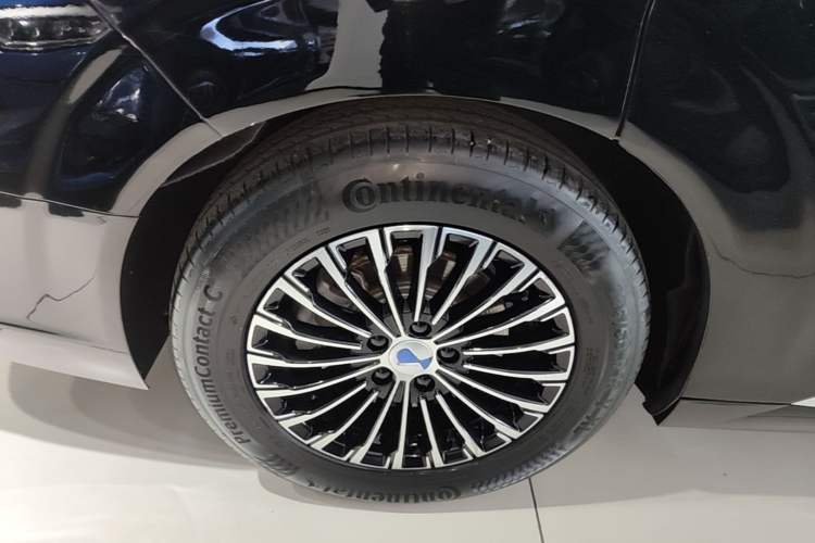Used Denza D9 2022 DM-i 970 Four-Wheel Drive Prestige Model Right Rear Wheel Hub