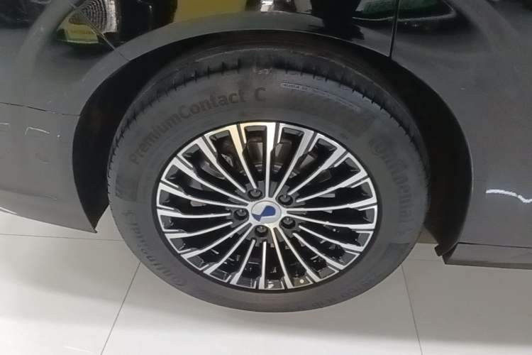 Used Denza D9 2022 DM-i 970 Four-Wheel Drive Flagship Model Right Rear Wheel Hub