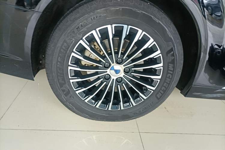 Used Denza D9 2022 DM-i 1040 Prestige Model Right Rear Wheel Hub