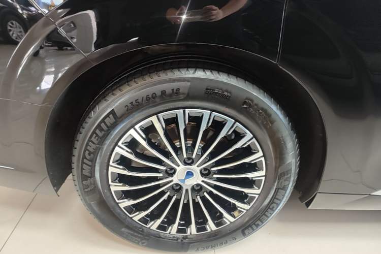 Used Denza D9 2022 DM-i 945 Luxury Model Right Rear Wheel Hub