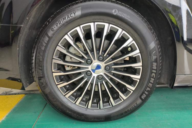 Used Denza D9 2022 DM-i 1040 Prestige Model Right Rear Wheel Hub