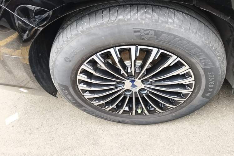 Used Denza D9 2022 DM-i 970 Four-Wheel Drive Prestige Model Right Rear Wheel Hub