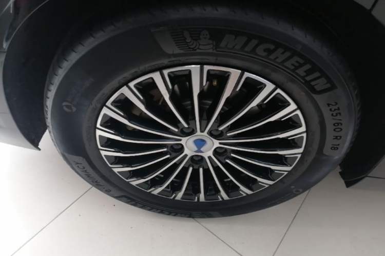 Used Denza D9 2022 DM-i 970 Four-Wheel Drive Prestige Model Right Rear Wheel Hub