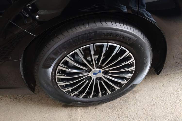 Used Denza D9 2022 DM-i 970 Four-Wheel Drive Prestige Model Right Rear Wheel Hub