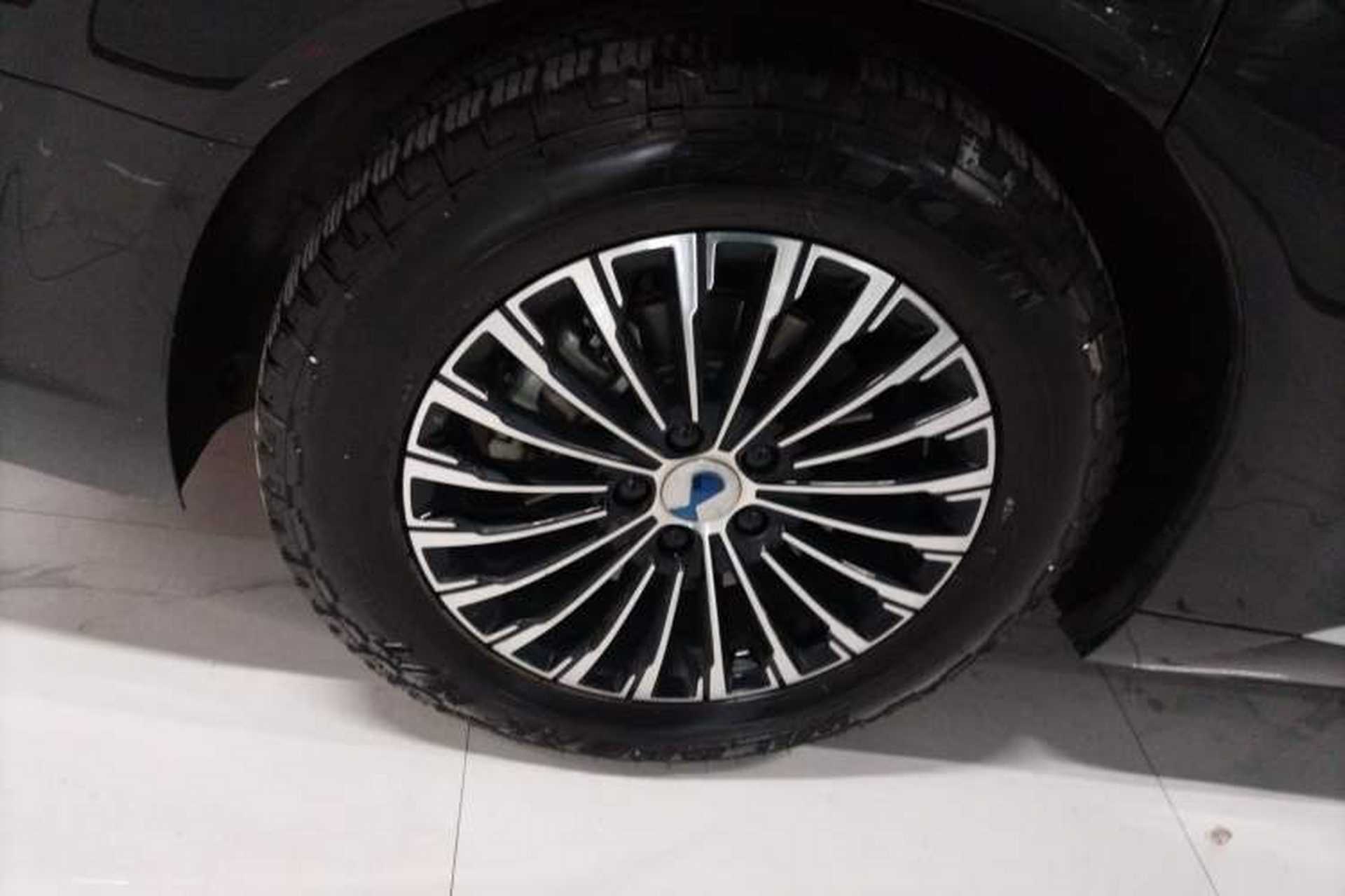 Used Denza D9 2022 EV 600 Four-Wheel Drive Prestige Model Right Rear Wheel Hub