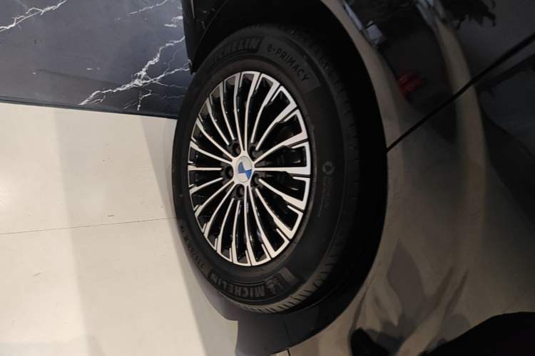 Used Denza D9 2022 DM-i 1040 Prestige Model Right Rear Wheel Hub