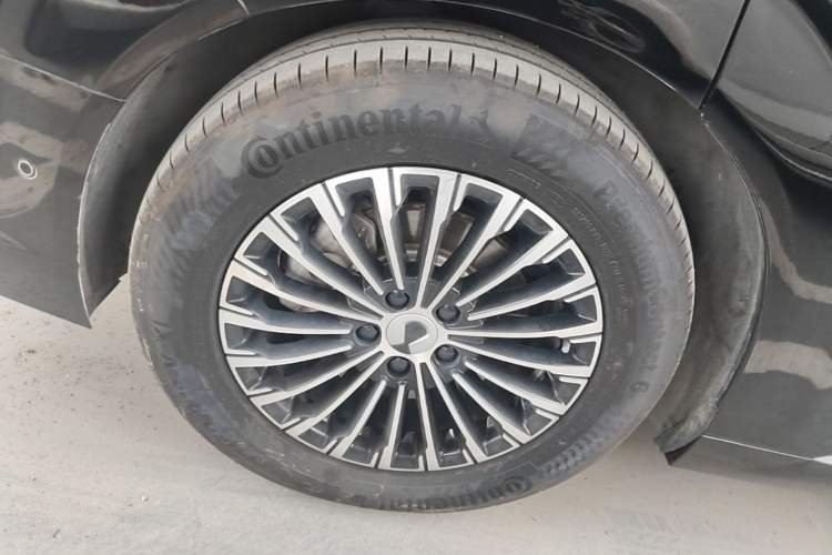 Used Denza D9 2022 DM-i 970 Four-Wheel Drive Flagship Model Right Rear Wheel Hub