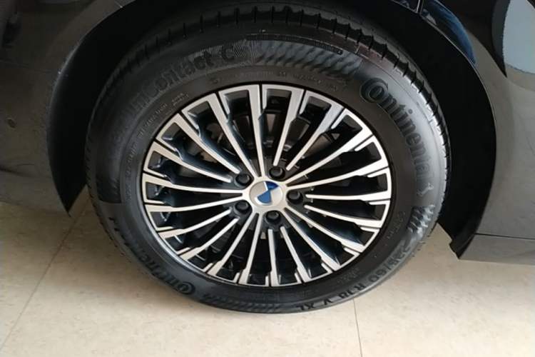 Used Denza D9 2022 DM-i 970 Four-Wheel Drive Flagship Model Right Rear Wheel Hub