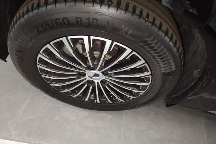 Used Denza D9 2022 DM-i 970 Four-Wheel Drive Flagship Model Right Rear Wheel Hub