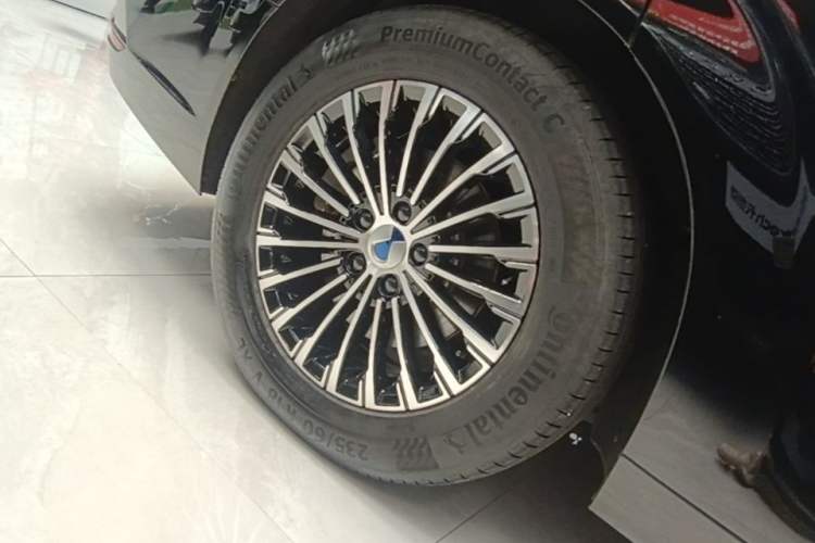 Used Denza D9 2022 DM-i 970 Four-Wheel Drive Prestige Model Right Rear Wheel Hub