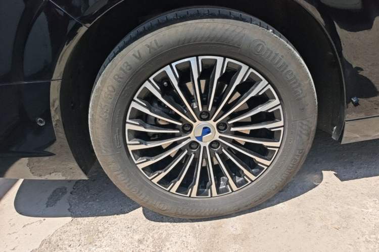 Used Denza D9 2022 DM-i 970 Four-Wheel Drive Flagship Model Right Rear Wheel Hub