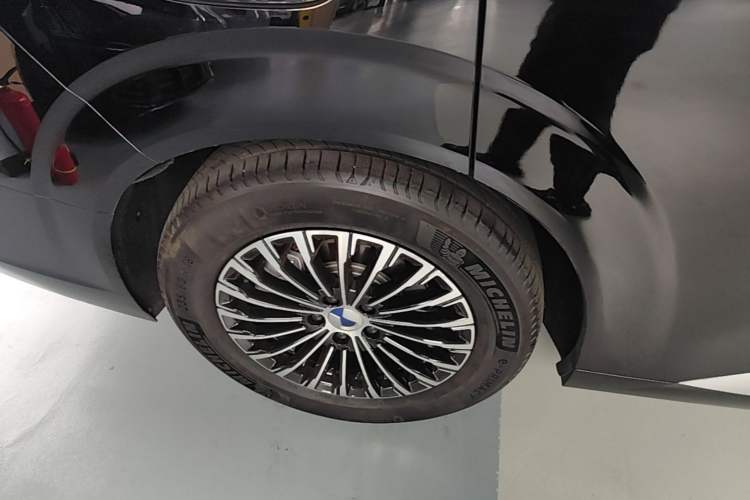 Used Denza D9 2022 DM-i 1040 Prestige Model Right Rear Wheel Hub