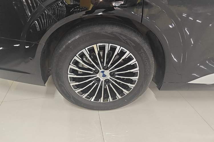 Used Denza D9 2022 DM-i 970 Four-Wheel Drive Flagship Model Right Rear Wheel Hub
