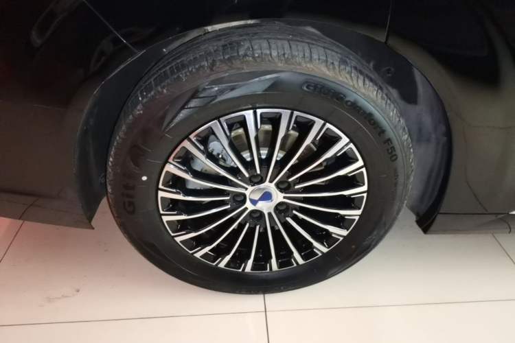 Used Denza D9 2022 DM-i 970 Four-Wheel Drive Prestige Model Right Rear Wheel Hub